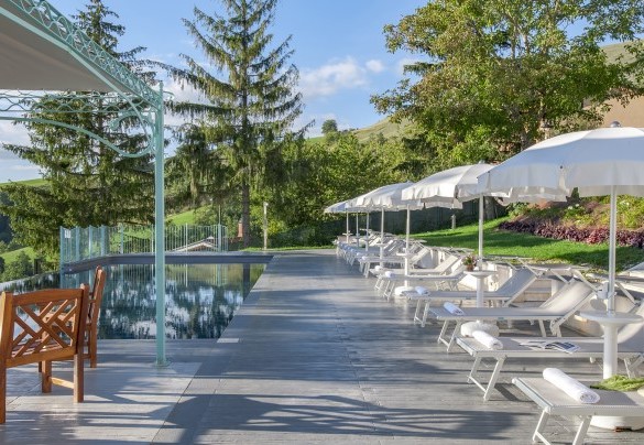 Solarium area equipped with umbrellas and sunbeds – Villa Cappelletti