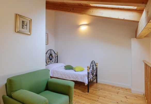 Letto singolo nel soppalco della camera matrimoniale n.7 - Villa Cappelletti