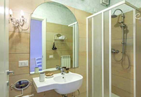 Bathroom n.4 with shower, en-suite to suite n.4 – Villa Cappelletti
