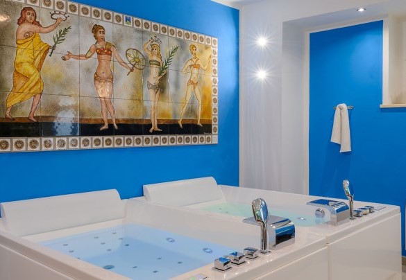 Whirlpool tubs in the wellness area on the basement floor - Villa Cappelletti