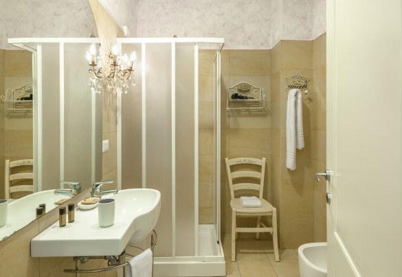 Bathroom n.3 with shower, en-suite to suite n.3 – Villa Cappelletti