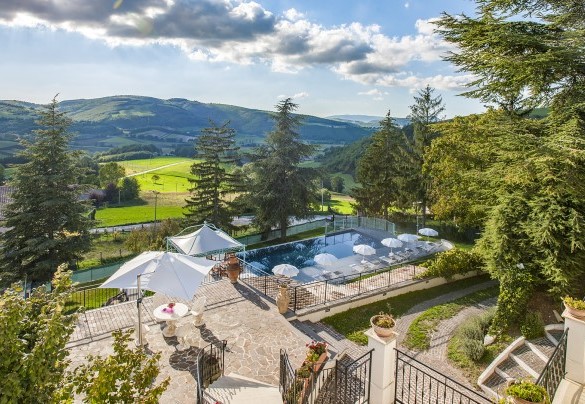 Infinity pool and solarium area overlooking the Colfiorito plateau which straddles the two regions, Marche and Umbria – Villa Cappelletti