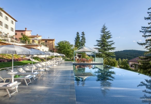 Infinity pool with solarium area and gazebo with sofas in the background - Villa Cappelletti