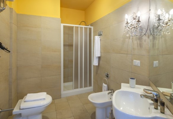 Bathroom n.1 with shower, en-suite to suite n.1 – Villa Cappelletti
