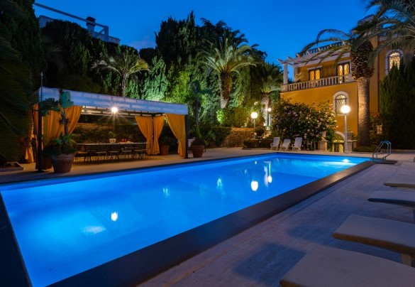 Internally and along the entire edge, bright spotlights, allowing the pool to be used in the evening – Villa Carina
