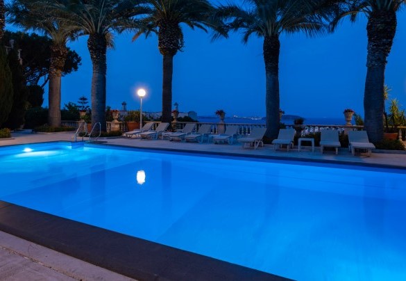 Internally and along the entire edge, bright spotlights, allowing the pool to be used in the evening – Villa Carina