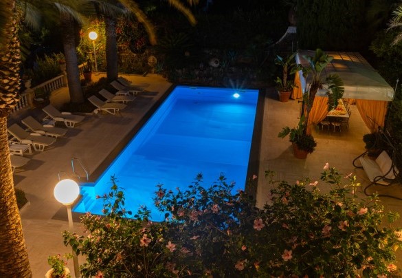 The solarium equipped with gazebo, table with chairs, sunbeds and comfortable seating – Villa Carina