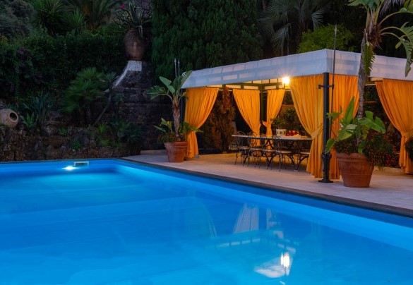 The gazebo, furnished with a large ceramic table hand-painted with flowers and lemons – Villa Carina