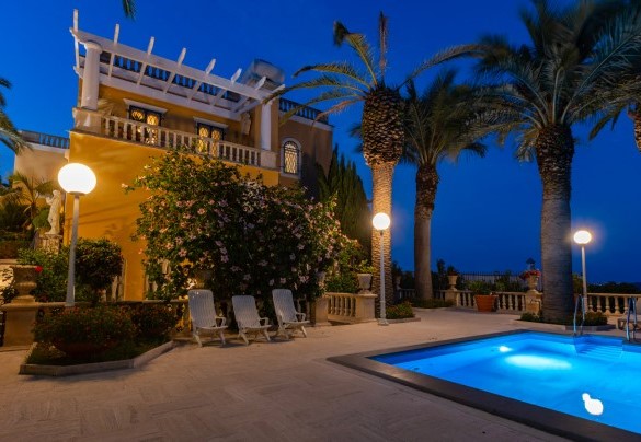 Most of the rooms overlook the pool, Ischia and the Gulf – Villa Carina