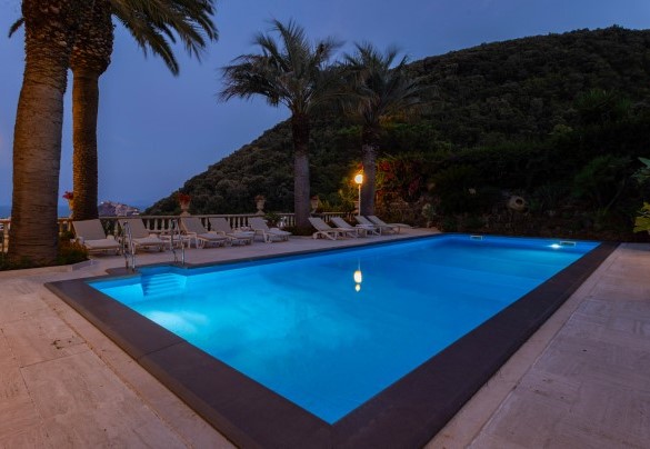 The swimming-pool is rectangular and measuring 4 x 13 m with the depth varying from 1 to 2 m – Villa Carina