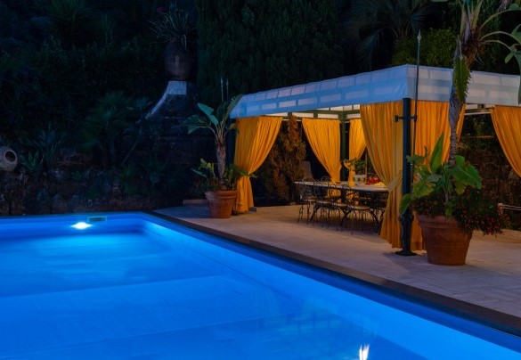 The gazebo, furnished with a large ceramic table hand-painted with flowers and lemons – Villa Carina