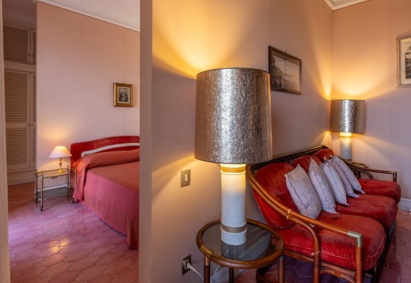 Suite with double bedroom, bathroom with shower and sitting room on the ground floor – Villa Carina