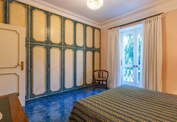 Double bedroom with king size bed, ensuite bathroom with shower on the first floor – Villa Carina