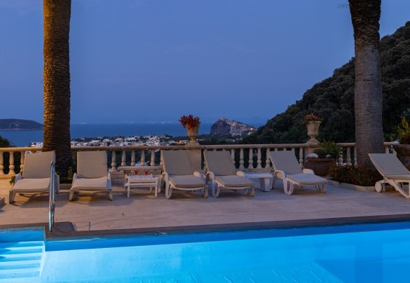 The pool is lined in light-coloured PVC and has chlorine purification and steps for access to the water – Villa Carina
