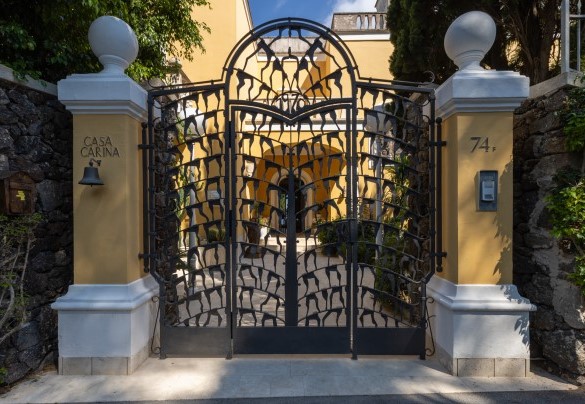 Pedestrian gate of the main entrance – Villa Carina
