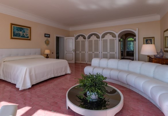 The suite with master bedroom and bathroom with tub and shower on the first floor – Villa Carina