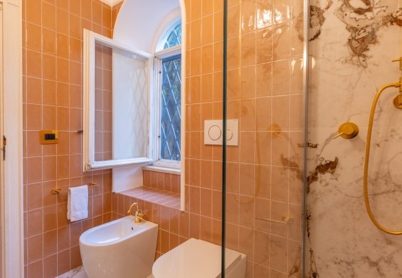 En suite bathroom with shower on the ground floor – Villa Carina