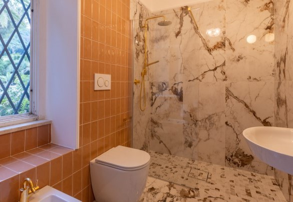 En suite bathroom with shower on the ground floor – Villa Carina