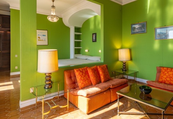 Suite with double bedroom, bathroom with shower and sitting room on the first floor – Villa Carina