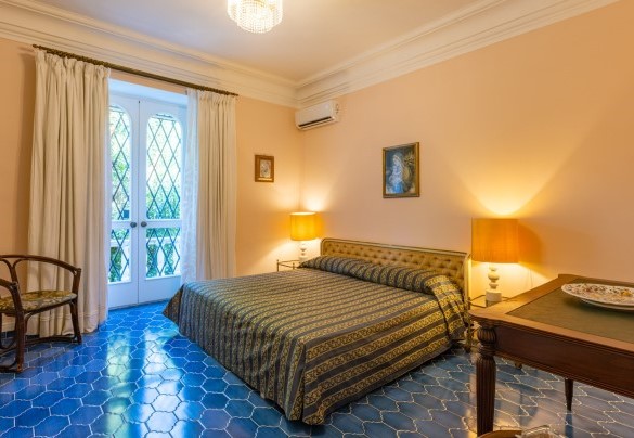 Double bedroom with king size bed, ensuite bathroom with shower on the first floor – Villa Carina