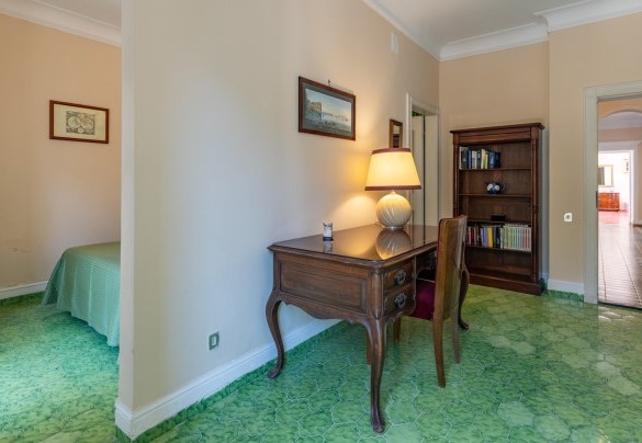 Suite with double bedroom, bathroom with shower and study room on the first floor – Villa Carina