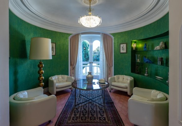 Open-plan area with a semicircular reading room and a large living room on ground floor – Villa Carina