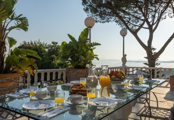The large patio facing the garden, ideal for alfresco meals or for lounging and admiring the sea – Villa Carina