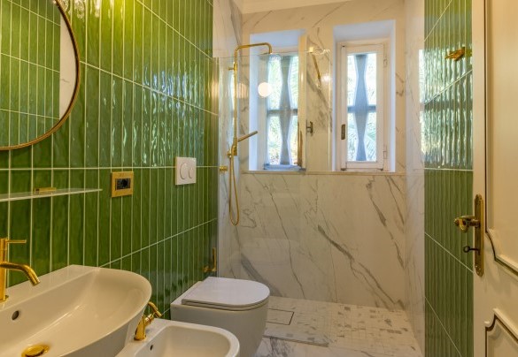 En suite bathroom with shower on the first floor – Villa Carina