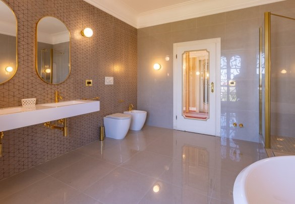 Bathroom with tub and shower en suite to the master bedroom – Villa Carina 