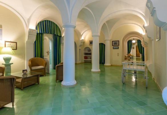 Basement with laundry and a bathroom, with direct access via a flight of steps to the swimming pool solarium – Villa Carina