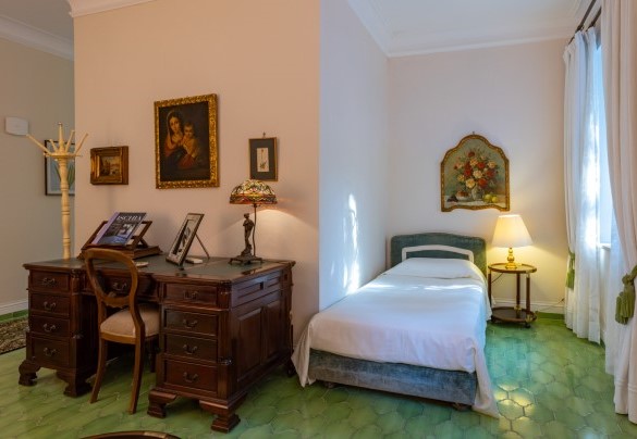Suite with double bedroom, bathroom with shower and sitting room on the ground floor – Villa Carina