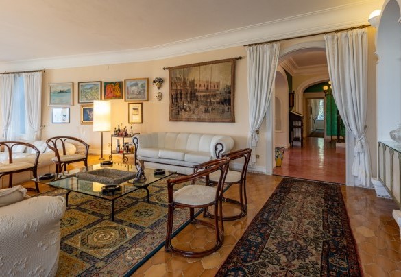 Open-plan area with a semicircular reading room and a large living room on ground floor – Villa Carina