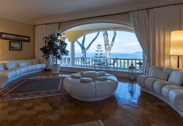 Large living room with a glass wall overlooking the entire Gulf of Naples on ground floor – Villa Carina