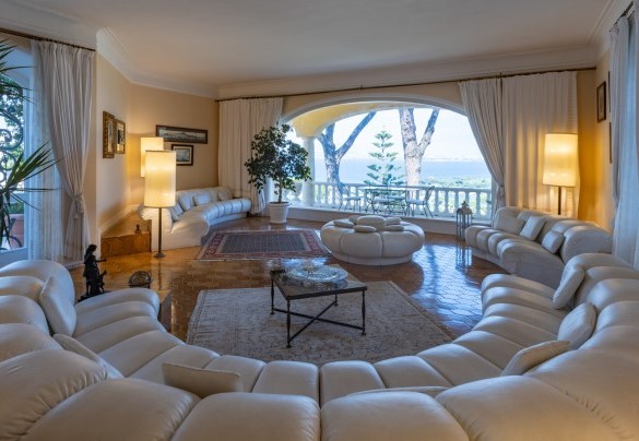 Large living room with a glass wall overlooking the entire Gulf of Naples on ground floor – Villa Carina