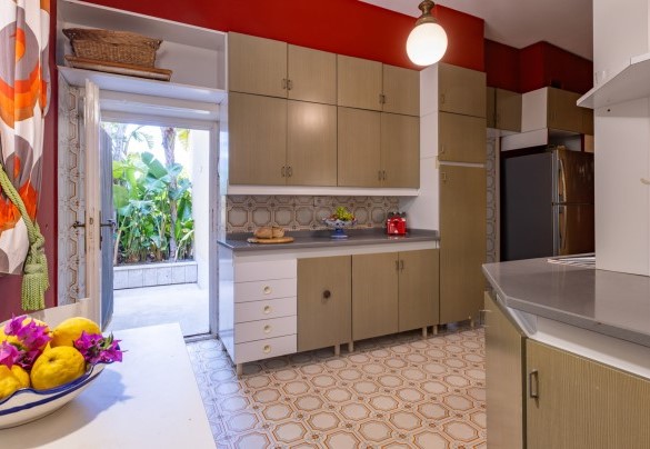 From the entrance hall, a small hallway leads to the kitchen and the dining room – Villa Carina