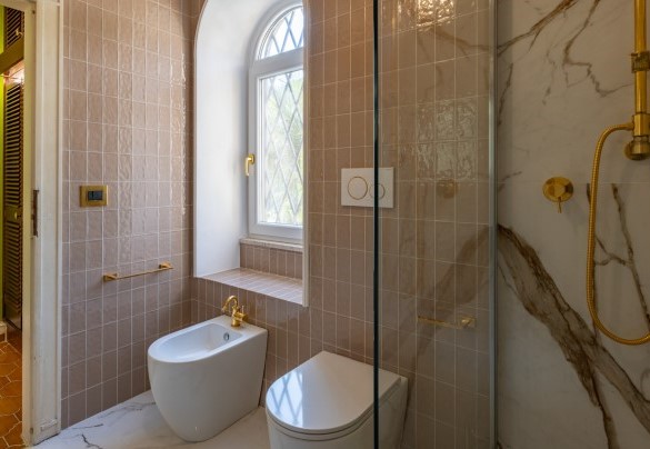 En suite bathroom with shower on first floor – Villa Carina