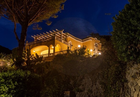Most of the rooms overlook the pool, Ischia and the Gulf – Villa Carina