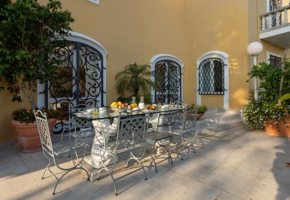 The large patio facing the garden, ideal for alfresco meals or for lounging and admiring the sea – Villa Carina