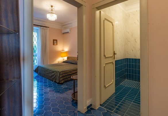 Double bedroom with ensuite bathroom with shower on the first floor – Villa Carina