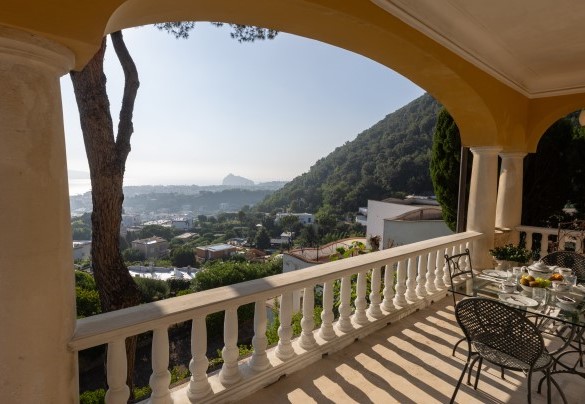 The large patio facing the garden, ideal for alfresco meals or for lounging and admiring the sea – Villa Carina