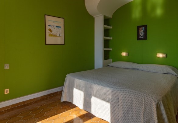 Suite with double bedroom, bathroom with shower and sitting room on the first floor – Villa Carina