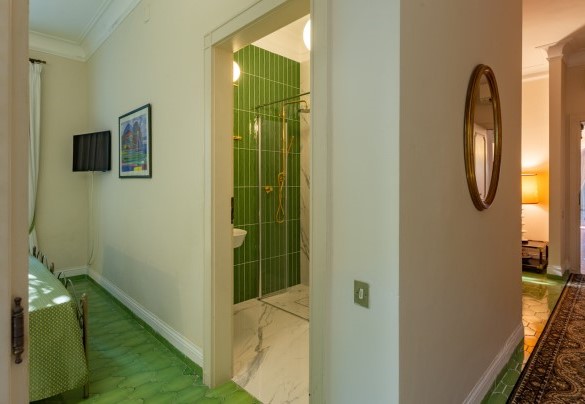 Suite with double bedroom, bathroom with shower and sitting room on the ground floor – Villa Carina