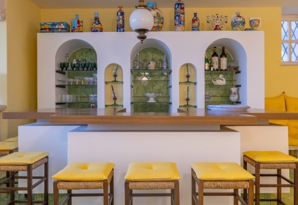 Bar corner with peninsula and stools in the basement – Villa Carina