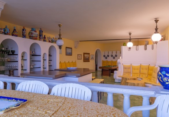 The basement equipped with a corner bar with peninsula and stools, a billiard room and a sitting room – Villa Carina
