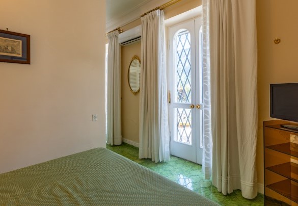 Suite with double bedroom, bathroom with shower and study room on first floor – Villa Carina