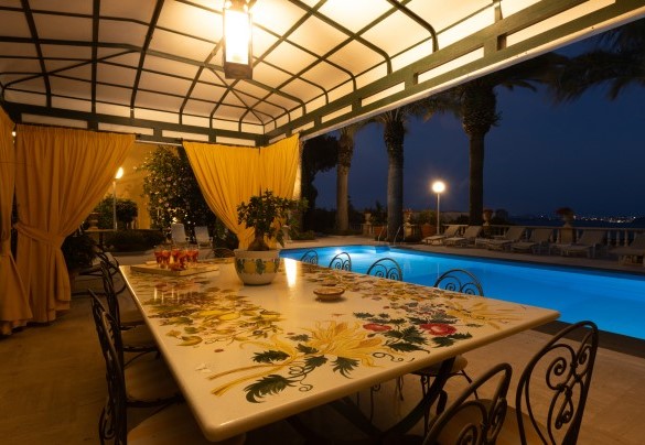 The gazebo, furnished with a large ceramic table hand-painted with flowers and lemons – Villa Carina