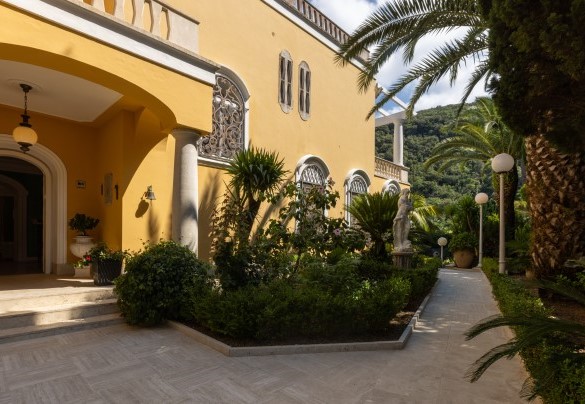 The garden is constructed on two terraces and is designed to always guarantee a view of the sea – Villa Carina