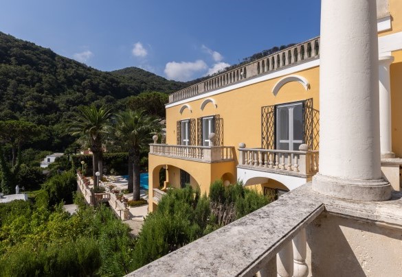 The garden is constructed on two terraces and is designed to always guarantee a view of the sea – Villa Carina