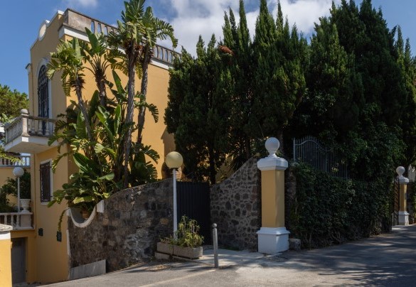 The garden, extending over an area of about 900 sq m and the main entrance is located at the front – Villa Carina