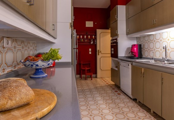 From the main entrance hall, a small hallway leads to the kitchen – Villa Carina